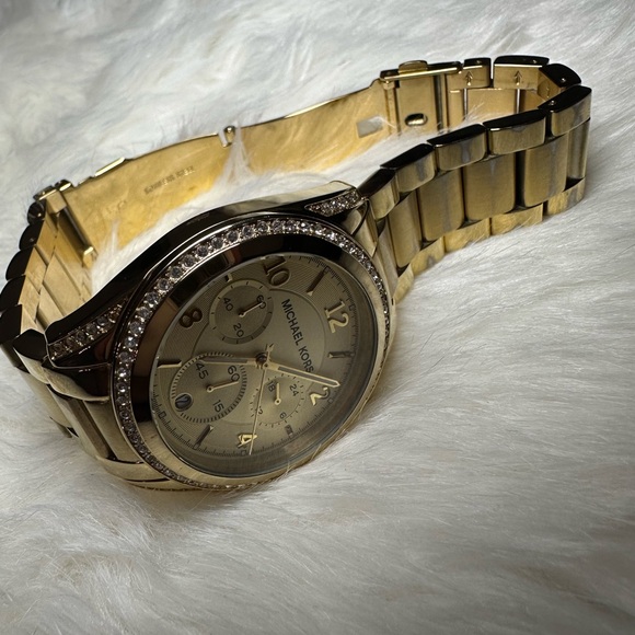 Michael Kors Radiant Gold Women's Watch - Picture 4 of 6